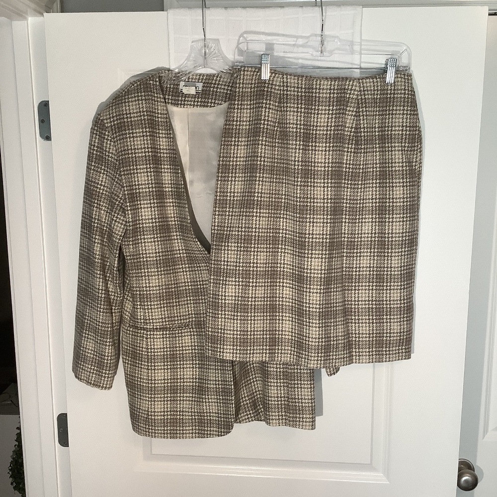 Maren Ladies 2 Piece Skirt Suit Cream/ Tan Blazer Size Small/ Skirt Size 8 - Picture 1 of 7